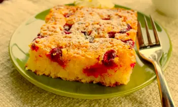 Gesunde geröstete Kokos-Sesam-Haferflocken mit Kirschen, eine nährstoffreiche und geschmackvolle Frühstücksoption.